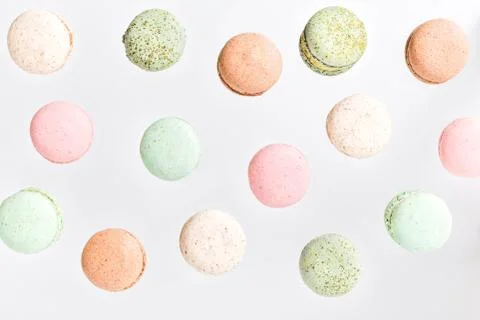 Macarons cake, top view flat lay, fly falling pattern macaroon 스톡 사진