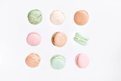 Macarons cake, top view flat lay, fly falling pattern macaroon 스톡 사진