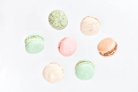 Macarons cake, top view flat lay, fly falling pattern macaroon 스톡 사진