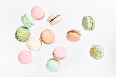 Macarons cake, top view flat lay, fly falling pattern macaroon 스톡 사진