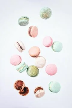 Macarons cake, top view flat lay, fly falling pattern macaroon 스톡 사진