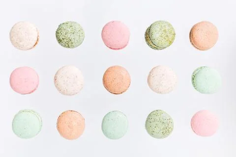 Macarons cake, top view flat lay, fly falling pattern macaroon 스톡 사진