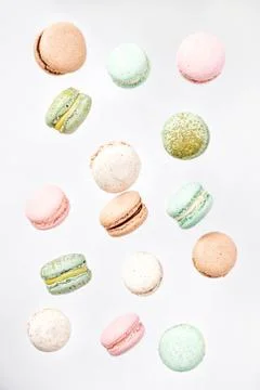 Macarons cake, top view flat lay, fly falling pattern macaroon 스톡 사진
