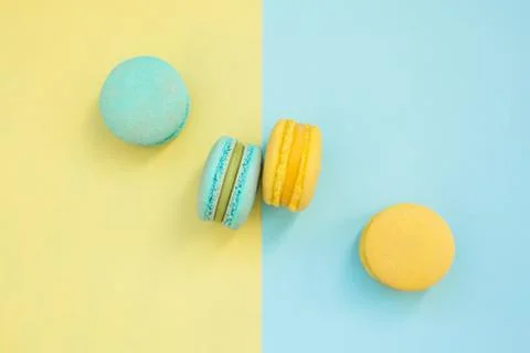 Macarons cake, top view flat lay, handmade pattern on yellow and blue backgro 스톡 사진