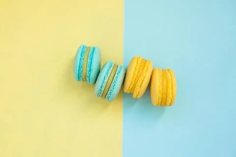 Macarons cake, top view flat lay, handmade pattern on yellow and blue backgro Stockfoto's