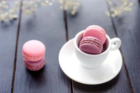 Macarons in cup Stockfoto's