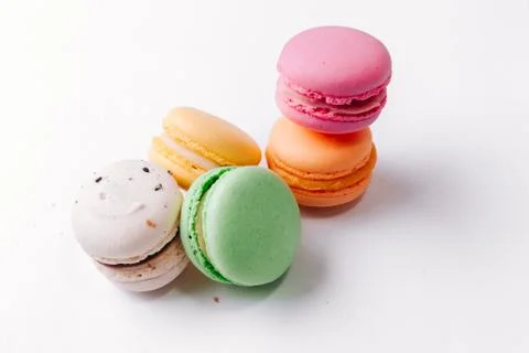 Macarons pattern on white background. Colorful french desserts. Top view. Fla 스톡 사진