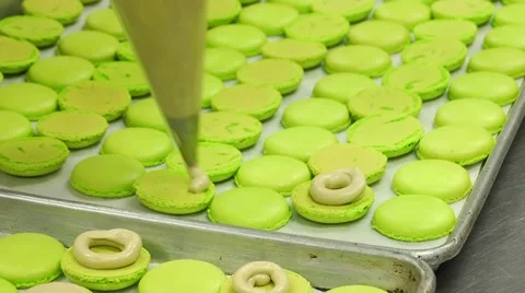 Macaroon cookie filling in bakery kitchen Vídeos de archivo 50804082