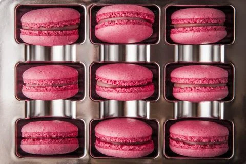 Macaroon raspberry in a box of foil Foto stock