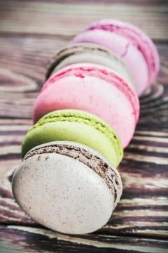 Macaroon on a wooden table. focus on the macaroon Stockfoto's