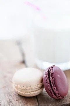 Macaroons and milk Stock-Fotos