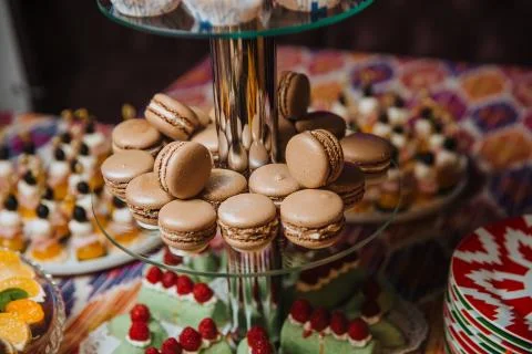 The macaroons are on the dessert rack. Stock-Fotos