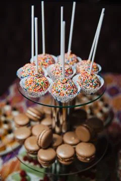 The macaroons are on the dessert rack. Stock-Fotos