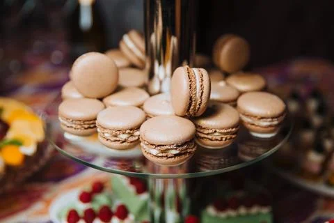 The macaroons are on the dessert rack. Foto stock