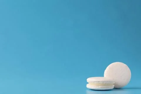 Macaroons on the blue paper background. Foto stock