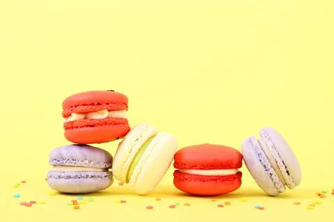 Macaroons on a colored background top view. Stock-Fotos