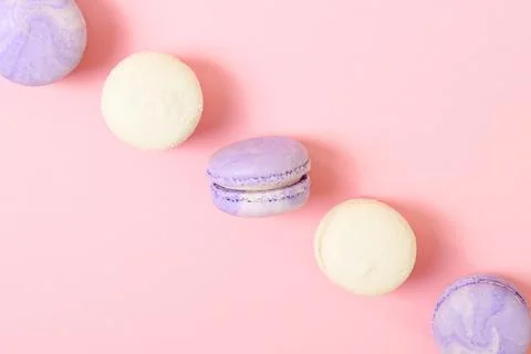 Macaroons on a colored background top view. Stock-Fotos