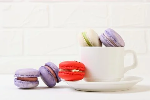 Macaroons on a colored background top view. Stock-Fotos