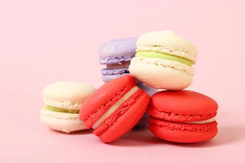 Macaroons on a colored background top view. Stock-Fotos