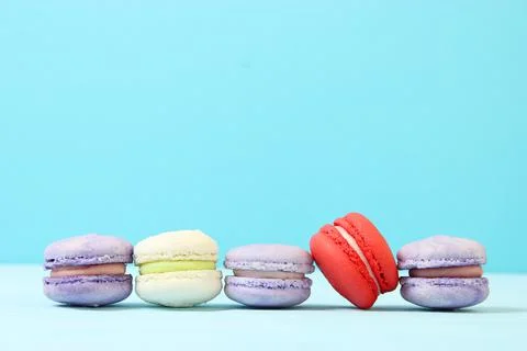 Macaroons on a colored background top view. Stockfoto's