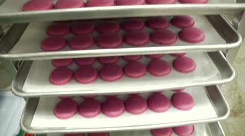 Macaroons cooling tilt shot Vídeos de archivo 50804090