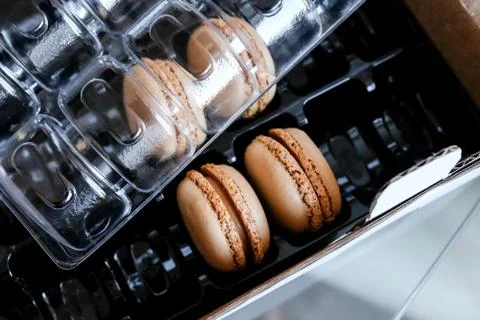 Macaroons per pack. Paper box for transporting cookies Stock-Fotos