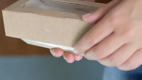 Macaroons presented inside the box Video stock 114024143