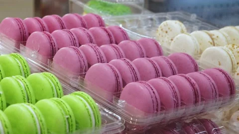 Macaroons on the shelf at the store. Video stock 232753564