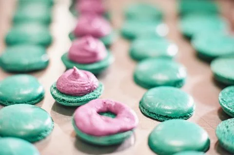 Macaroons shells in a tray. Process of making macaron, french dessert, Foto stock