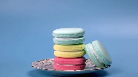 Macaroons Timelapse disappearing one by one on  blue background. Stock Footage 164038033