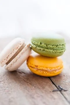 Macaroons on wooden table Foto stock