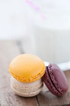 Macaroons on wooden table Foto stock