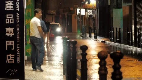 Macau, China - August 17, 2019: Night city life. Men a walking down the sidewalk Vidéo 152811392