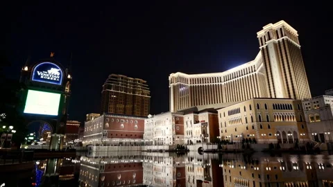 MACAU, CHINA - SEPTEMBER 11, 2018 : The Parisian Hotel and casino in Macau Vídeos de archivo 339991005