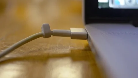 Macbook Power Supply Plugged and Unplugged Vídeo Stock 75756546