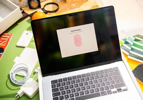 MacBook Pro M4 Max Touch ID Setup 写真素材