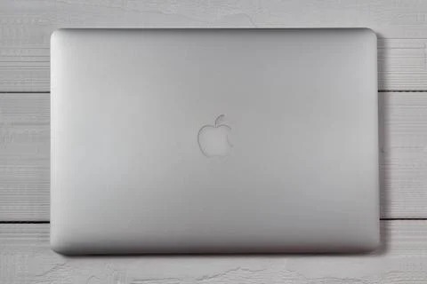 Macbook pro on wooden table Foto stock