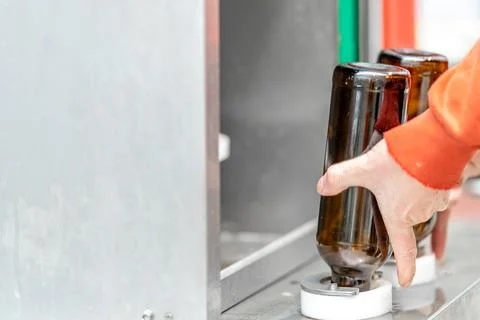 Machine for automatic filling of beer bottles in a brewery Stock-Fotos