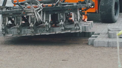 The machine automatically installs gray paving Vidéo 195692021