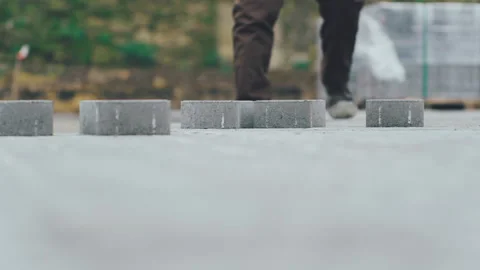 The machine automatically installs the main part gray paving. Vidéo 195695464