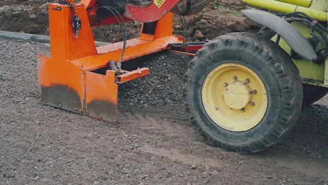 The machine automatically levels the ground before installing the pavement Vídeo Stock 195697592