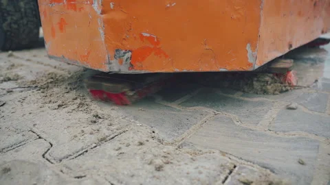 The machine automatically mashes the seams with sand Vidéo 195695302
