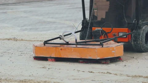 The machine automatically mashes the seams with sand Vídeos de archivo 195696044