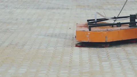 The machine automatically mashes the seams with sand Vídeo Stock 195696726