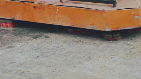 The machine automatically mashes the seams with sand Vídeos de archivo 195697076