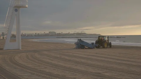 The machine cleans the beach in Alicante. Stockbeeldmateriaal 98299284