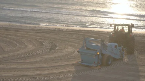 The machine cleans the beach in Alicante. Stockbeeldmateriaal 98299371