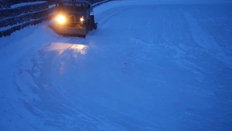 The machine cleans the ice rink at night in the winter Stock-Footage 84811682