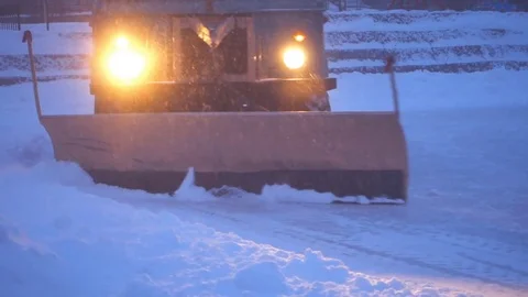 The machine cleans the ice rink at night in the winter Video stock 84811809