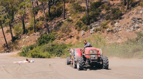 The machine cleans sifts the sand on the beach Stock-Footage 44391733